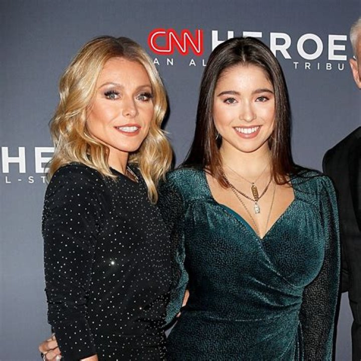 Kelly Ripa and Mark Consuelos daughter Lola, 22, leaves dad stunned as she 'shades' new hosting g