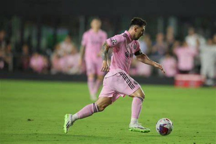 Lionel Messi scores free kick match winner in Inter Miami debut