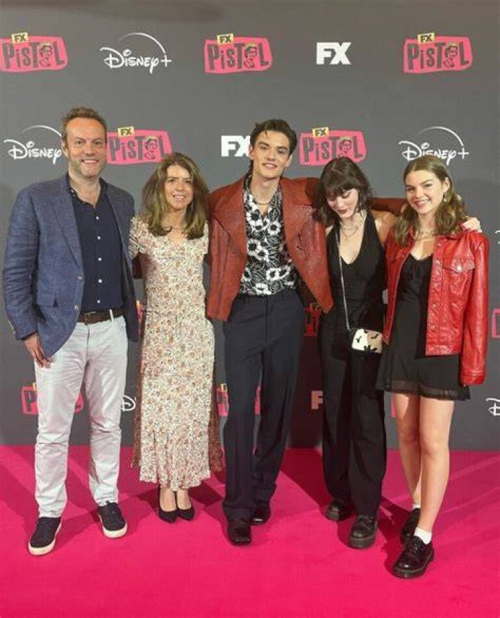 Louis Partridge Bio, Age, Height, Girlfriend, Net Worth ·